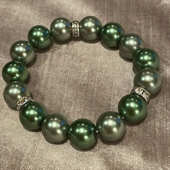 Green Beaded Stretch Bracelet Size 7 - Picture 1 of 5